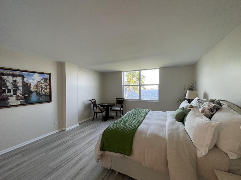 LAKE HARBOUR TOWERS CONDO - Residential