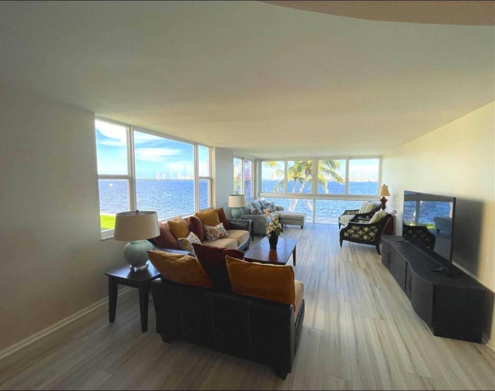 LAKE HARBOUR TOWERS CONDO - Residential