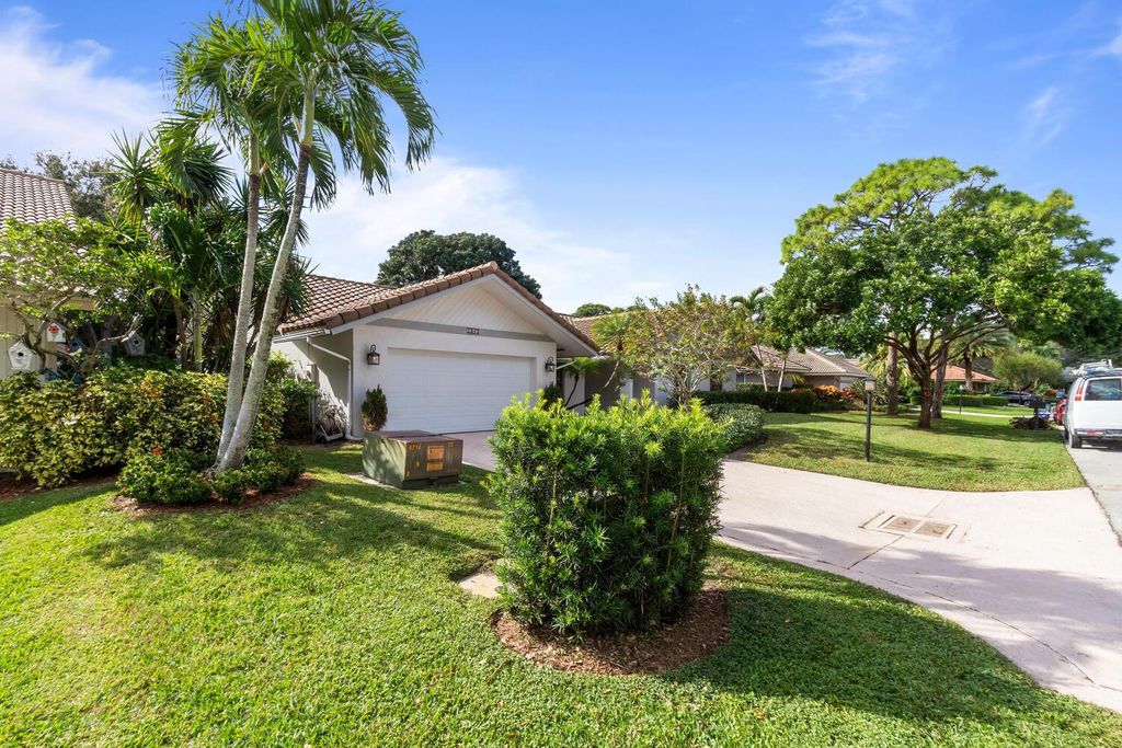 Photo of 1045 Shady Lakes Circle S, Palm Beach Gardens, FL 33418 (MLS # R10940266)