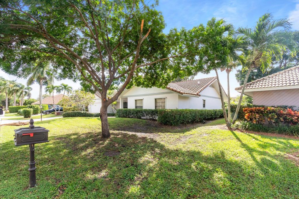 Photo of 1045 Shady Lakes Circle S, Palm Beach Gardens, FL 33418 (MLS # R10940266)