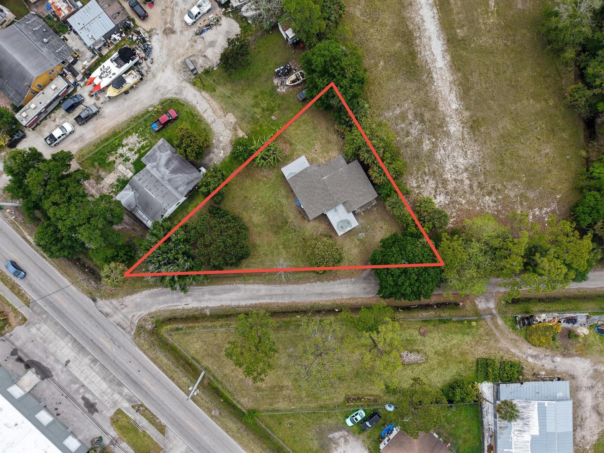 Calling all tradesmen! This property offers office space, with a bathroom included. The workshop is attached to the building and you can conveniently live on the property. It comes equipped with bedrooms, bathrooms and a kitchen. Take advantage of the pricing, and the location.