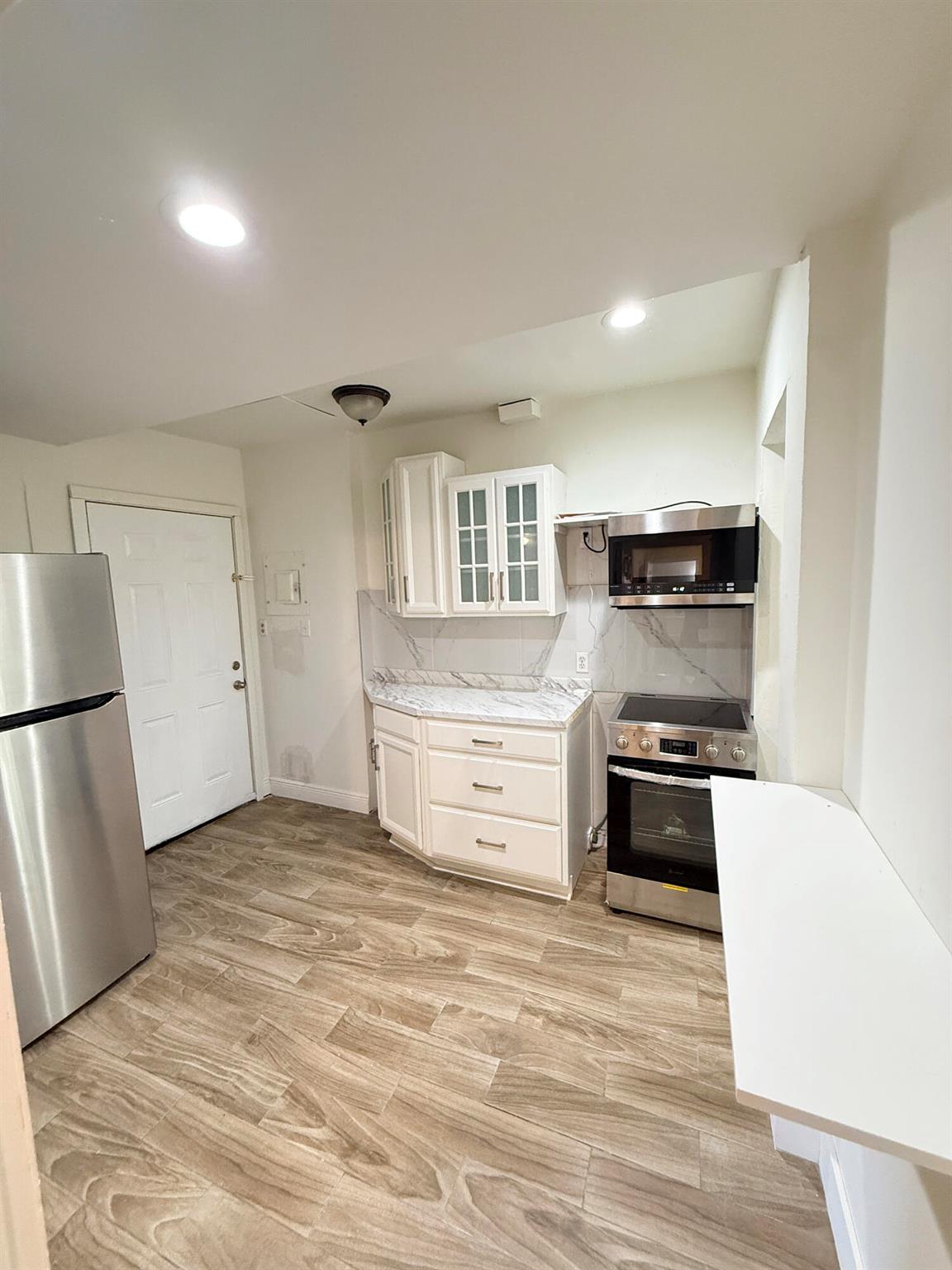 Welcome Home!Discover this stunning, fully remodeled 2-bedroom, 1-bath gem in Fort Pierce! Offering 600 sq ft of comfortable living space, this one-of-a-kind jewel features a modern kitchen with stove, microwave, and top-freezer refrigerator, spacious bedrooms with ample closets, and a full bath with a bathtub. Enjoy on-site laundry, off-street parking, and central A/C.Conveniently located just minutes from the beach, Gateway Plaza, downtown, public transportation, shopping, restaurants, parks, and with easy access to I-95. Don't miss this incredible opportunity!