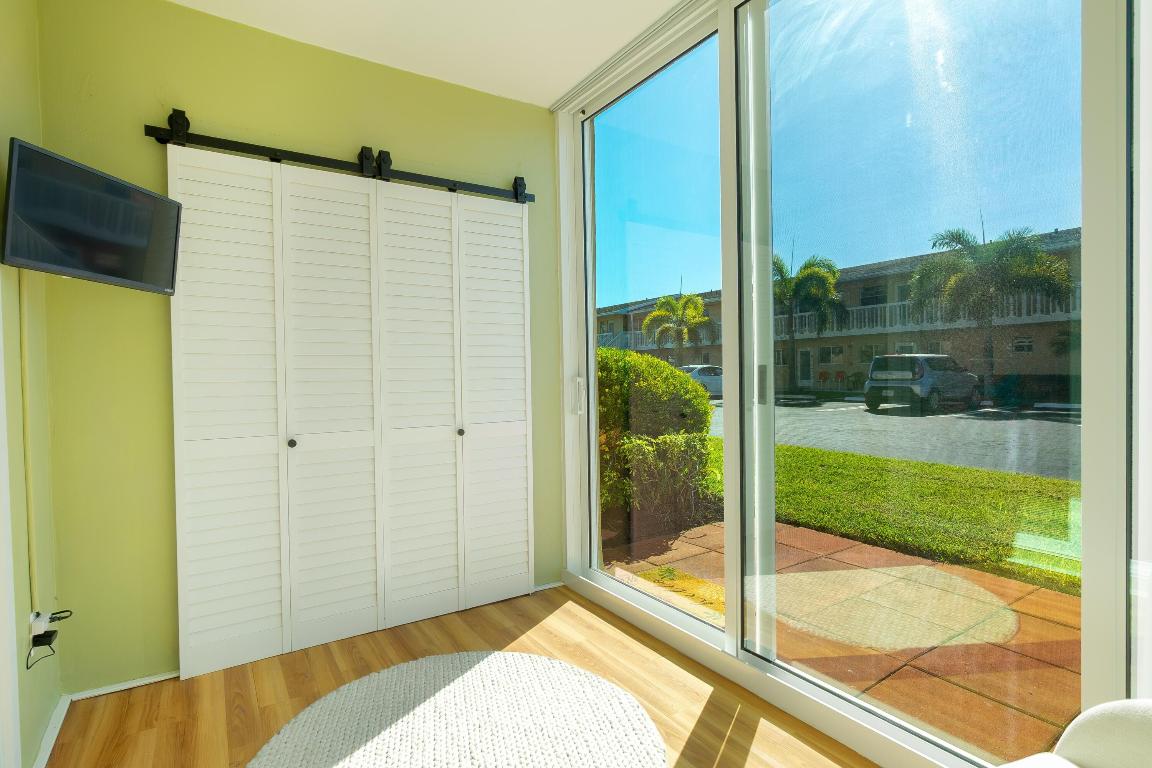 VILLAGE ROYALE CONDO 7 - Residential