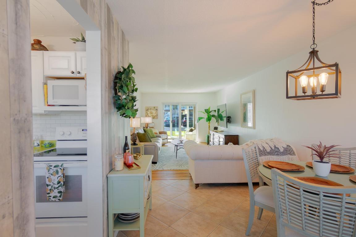 VILLAGE ROYALE CONDO 7 - Residential