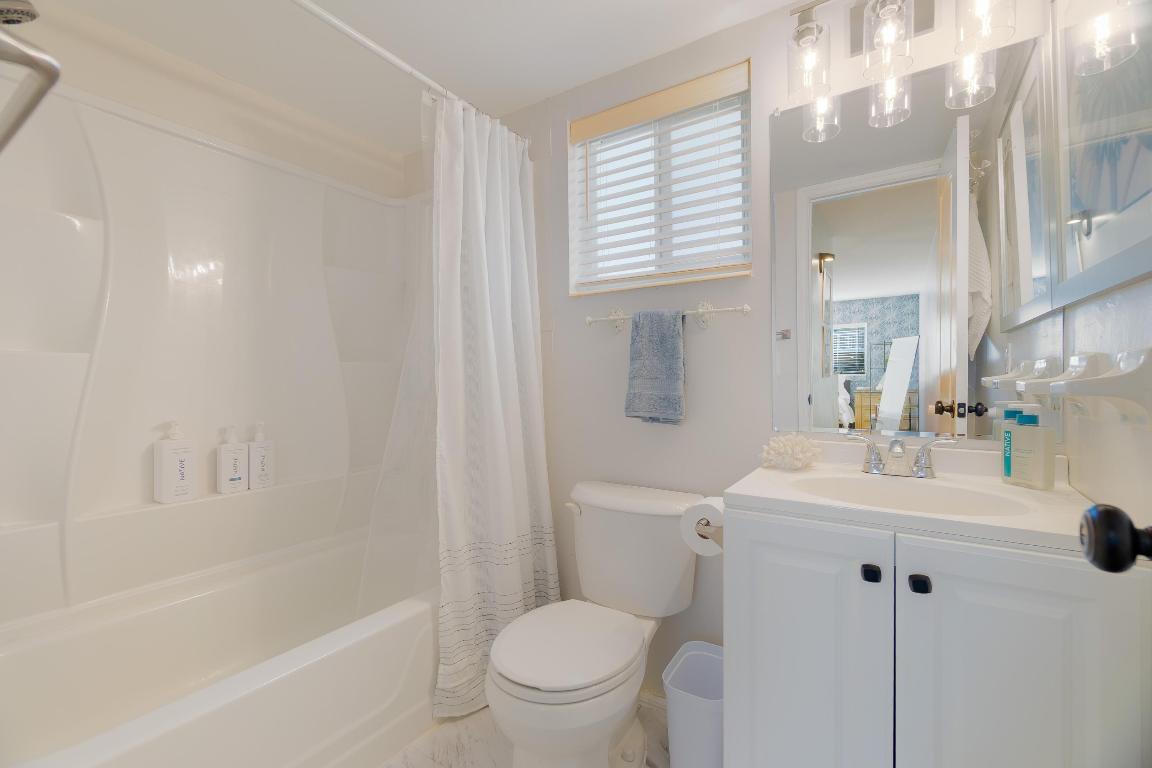 VILLAGE ROYALE CONDO 7 - Residential