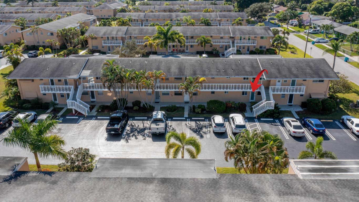 VILLAGE ROYALE CONDO 7 - Residential