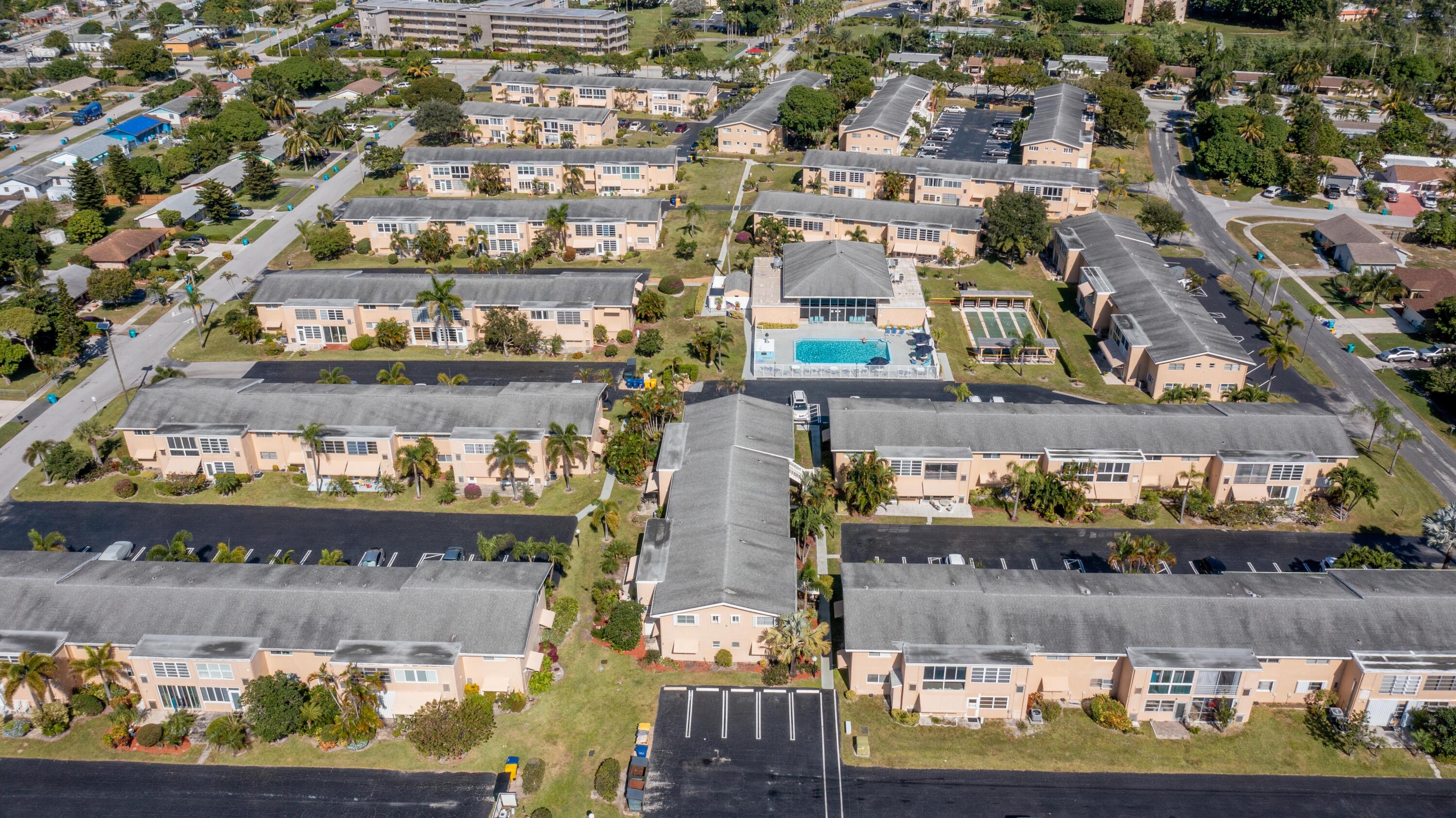 VILLAGE ROYALE CONDO 7 - Residential