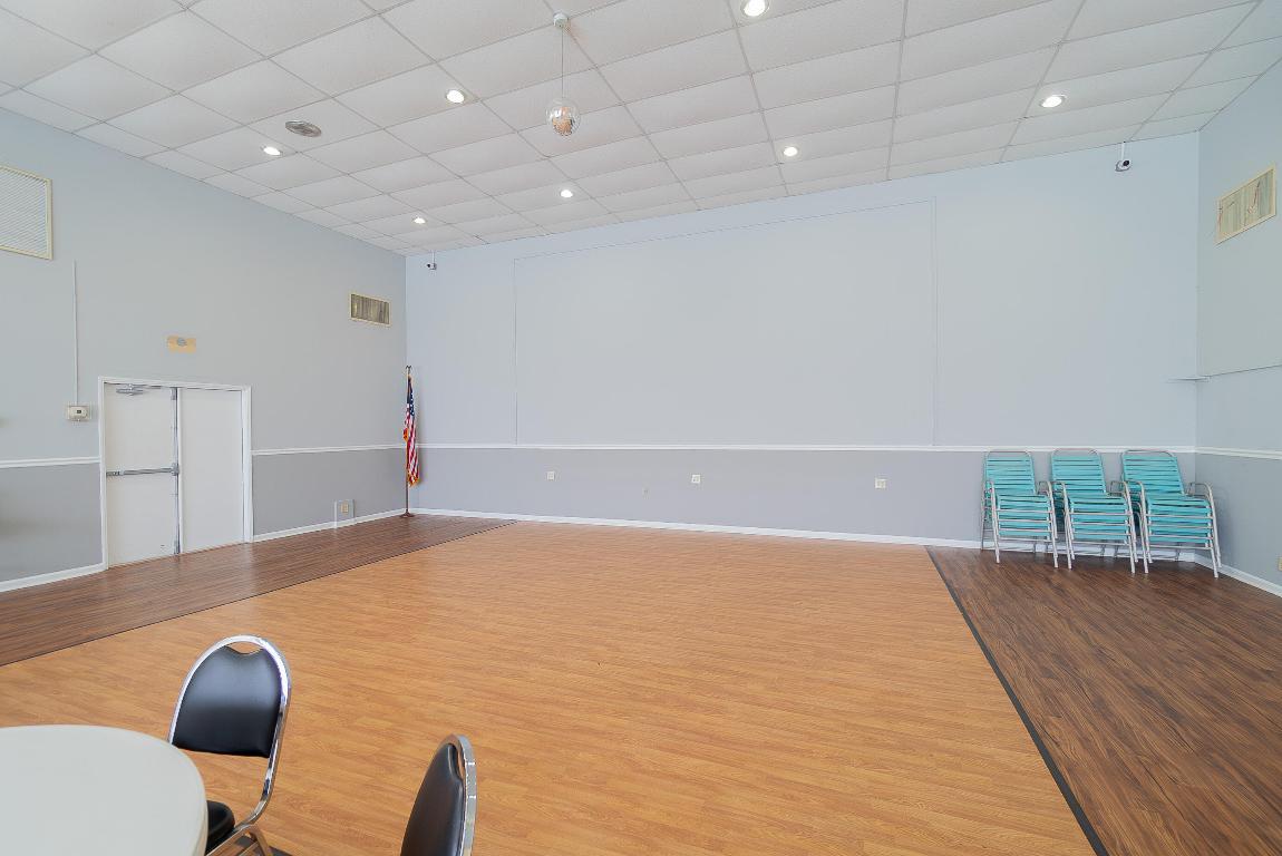 VILLAGE ROYALE CONDO 7 - Residential