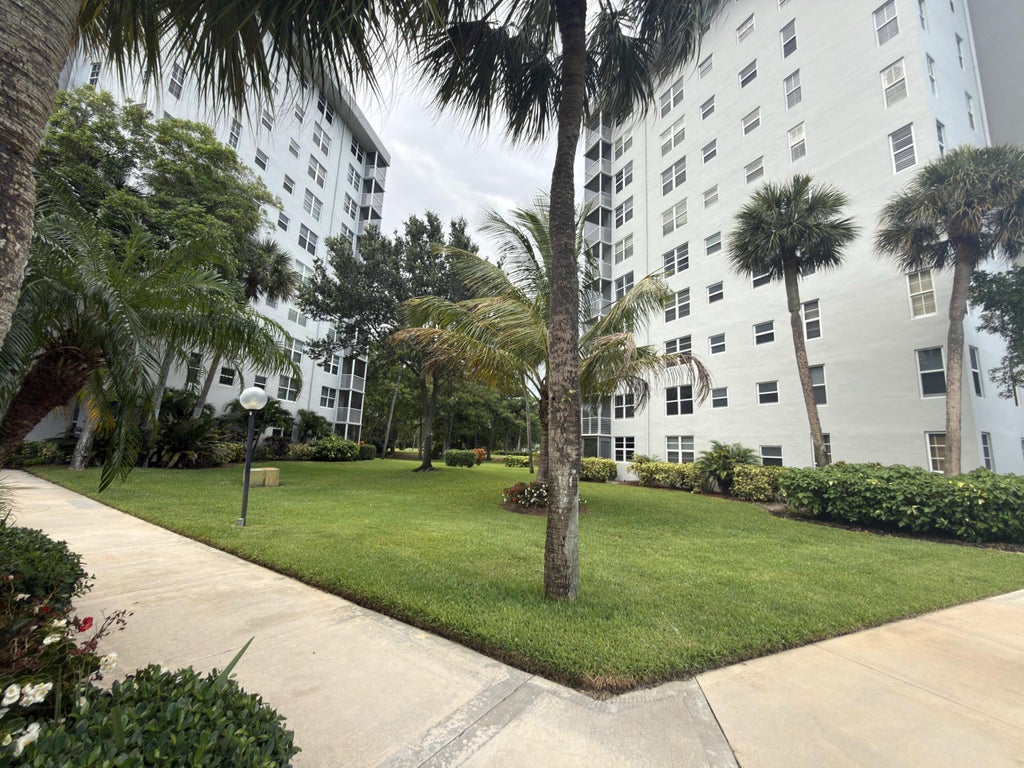 Photo of 625 Oaks Drive #305, Pompano Beach, FL 33069 (MLS # B26046987)