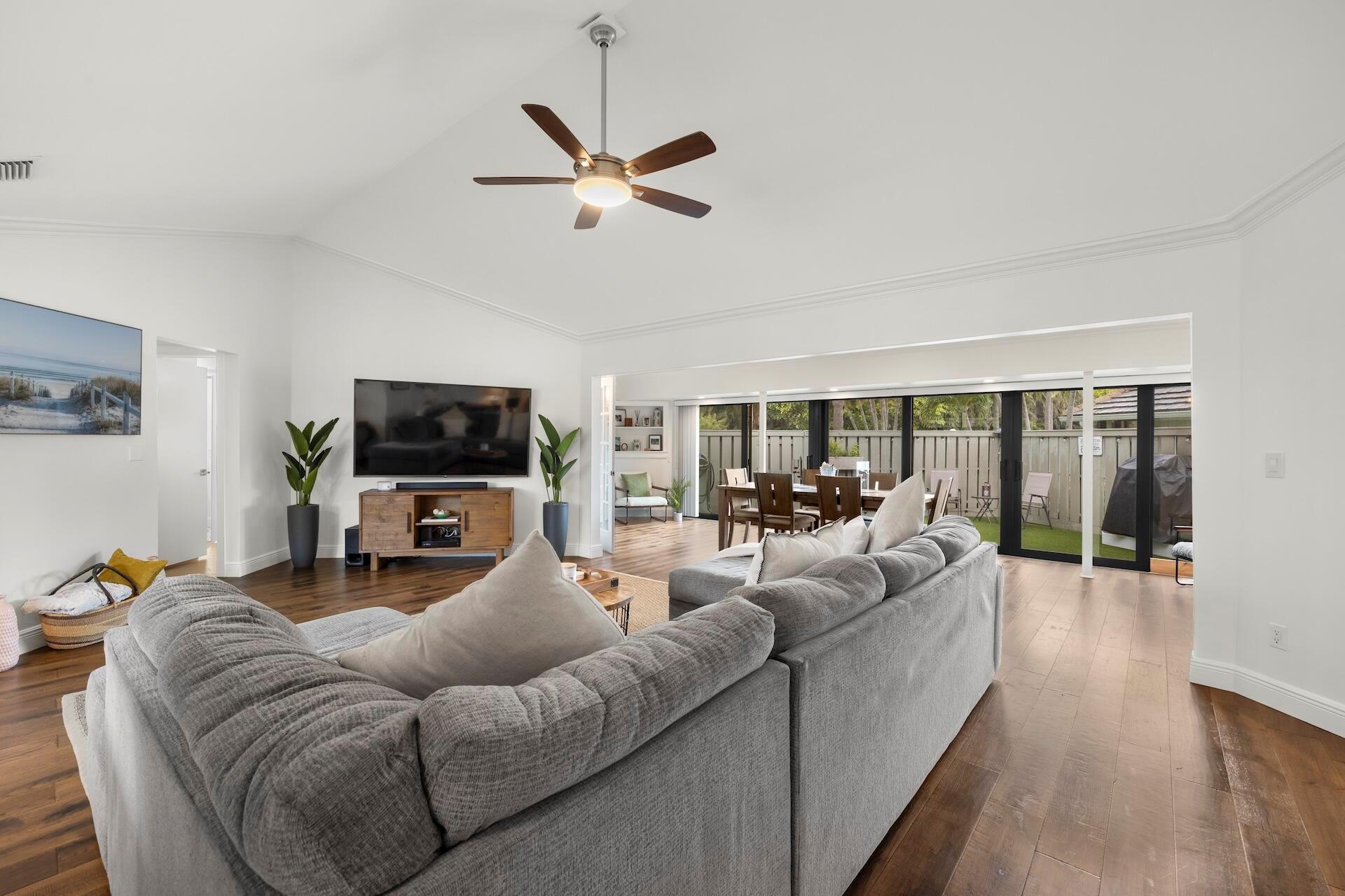 1127 E Seminole Avenue 8d