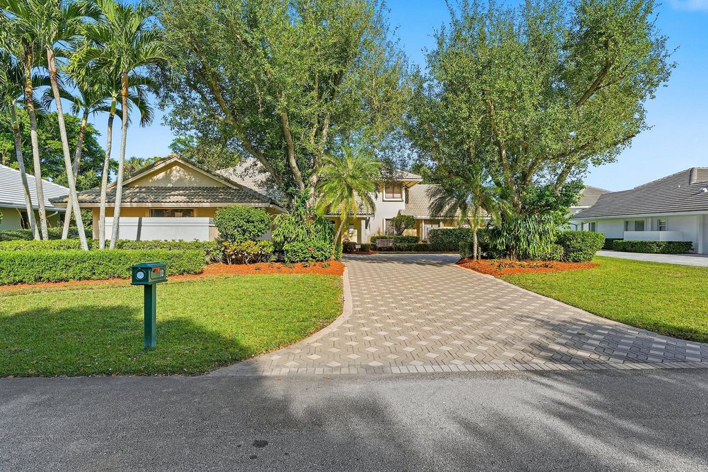 Photo of 12 Marlwood Lane, Palm Beach Gardens, FL 33418 (MLS # R11143707)