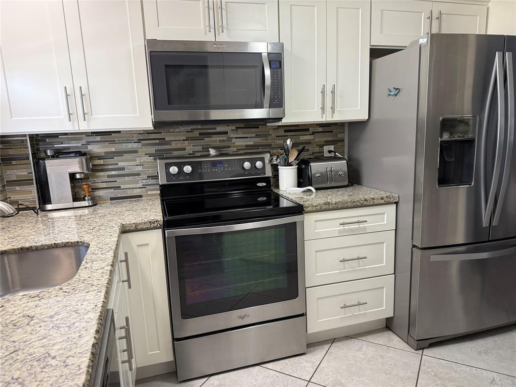 1161 Hillsboro Mile 305