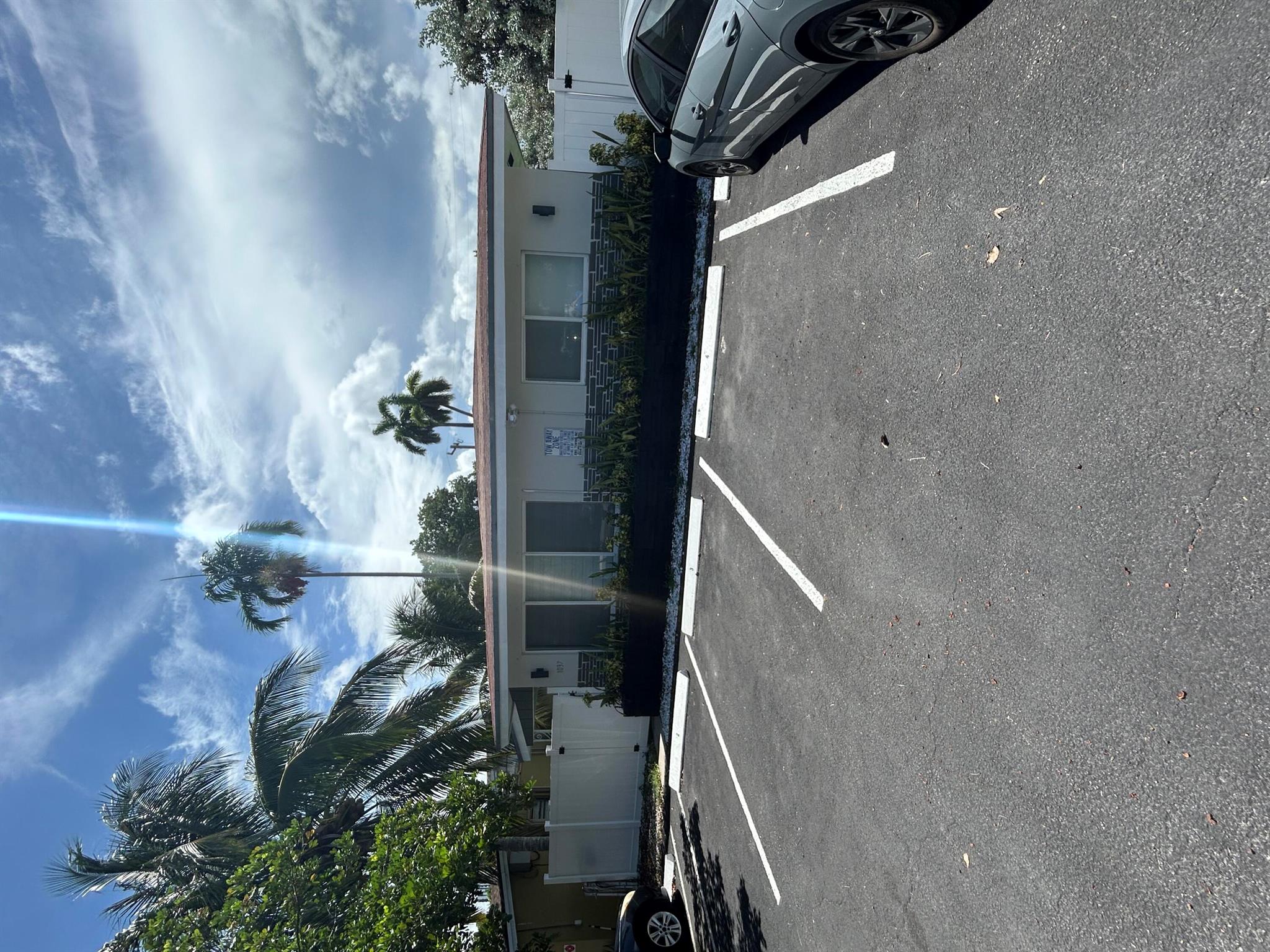 Beautiful 1 BR, 1 Bath in a peaceful quiet neighborhood just minutes away from the beach and Las Olas. Super modern and updated unit. Furnished or unfurnished options are available. 3D TOUR AVAILABLE, CALL FOR LINK.