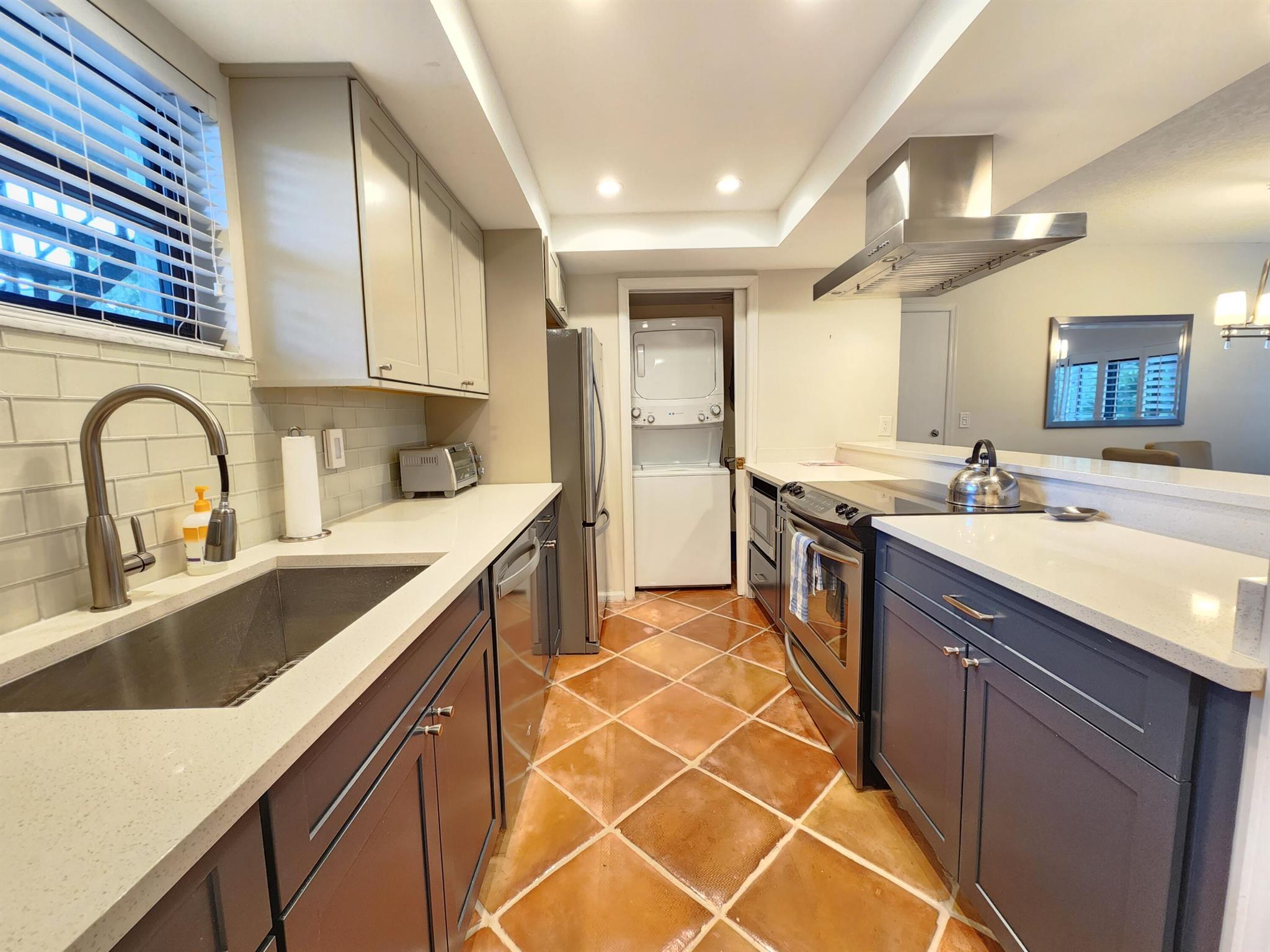TENNIS LODGES NO 1 COND D - Residential