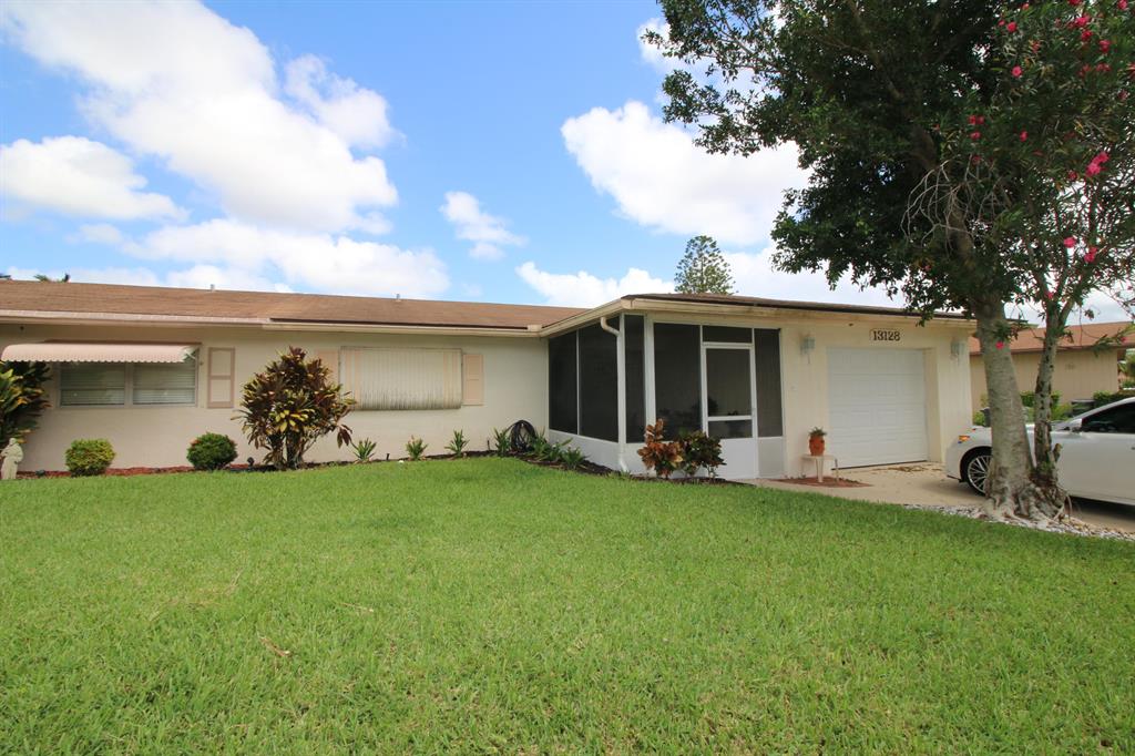LOVELY, LARGE BRIGHT AIRY VILLA. APPROX 2000 SQ FT LOCATED IN THE HIGHLY SOUGHT AFTER 55+ COMMUNITY OF DELRAY VILLAS. THE KITCHEN BOASTS WHITE KITCHEN CABINETRY, FRENCH DOORS THAT OPEN INTO AN OFFICE, OR DEN, AND A LARGE FAMILY ROOM. THIS COMMUNITY HAS AN EXTREMELY ACTIVE CLUBHOUSE. TENNIS, BILLIARDS, CERAMICS, MANY GROUPS AND PARTIES. THERE IS A GORGEOUS LAKESIDE POOL & SATELLITE POOL.