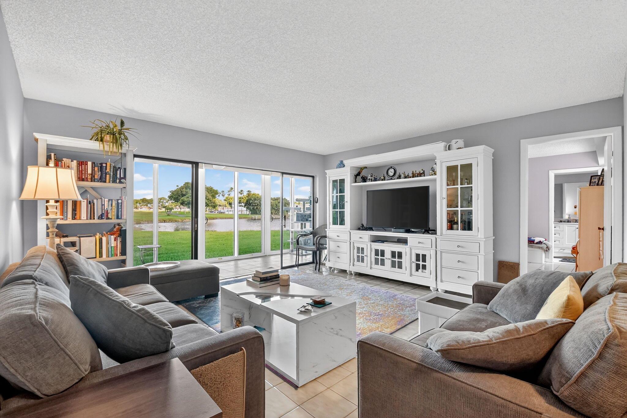 5 Capri A, Delray Beach, FL, 33484/$230,000 4 5 Capri A
