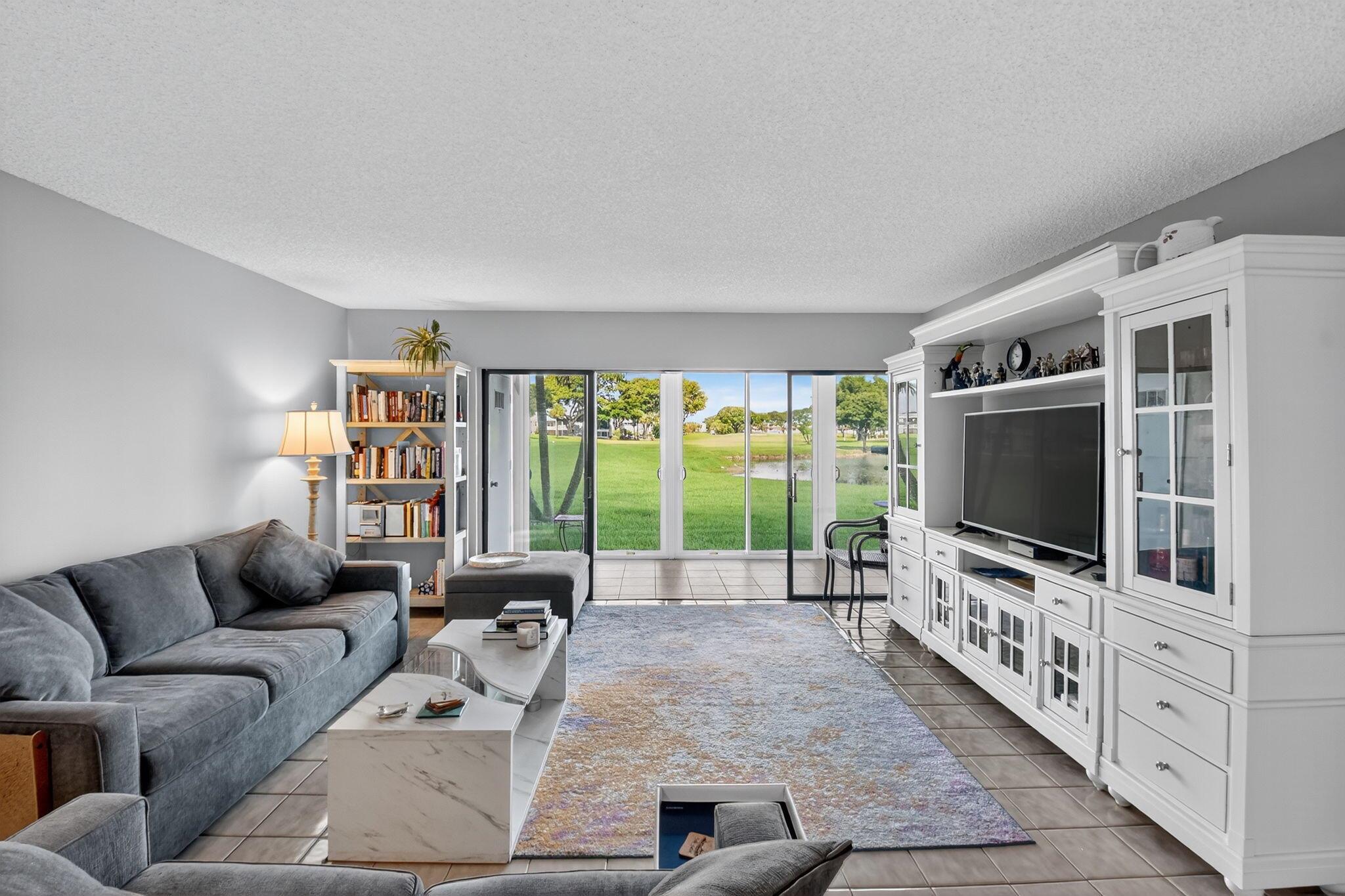 5 Capri A, Delray Beach, FL, 33484/$230,000 3 5 Capri A