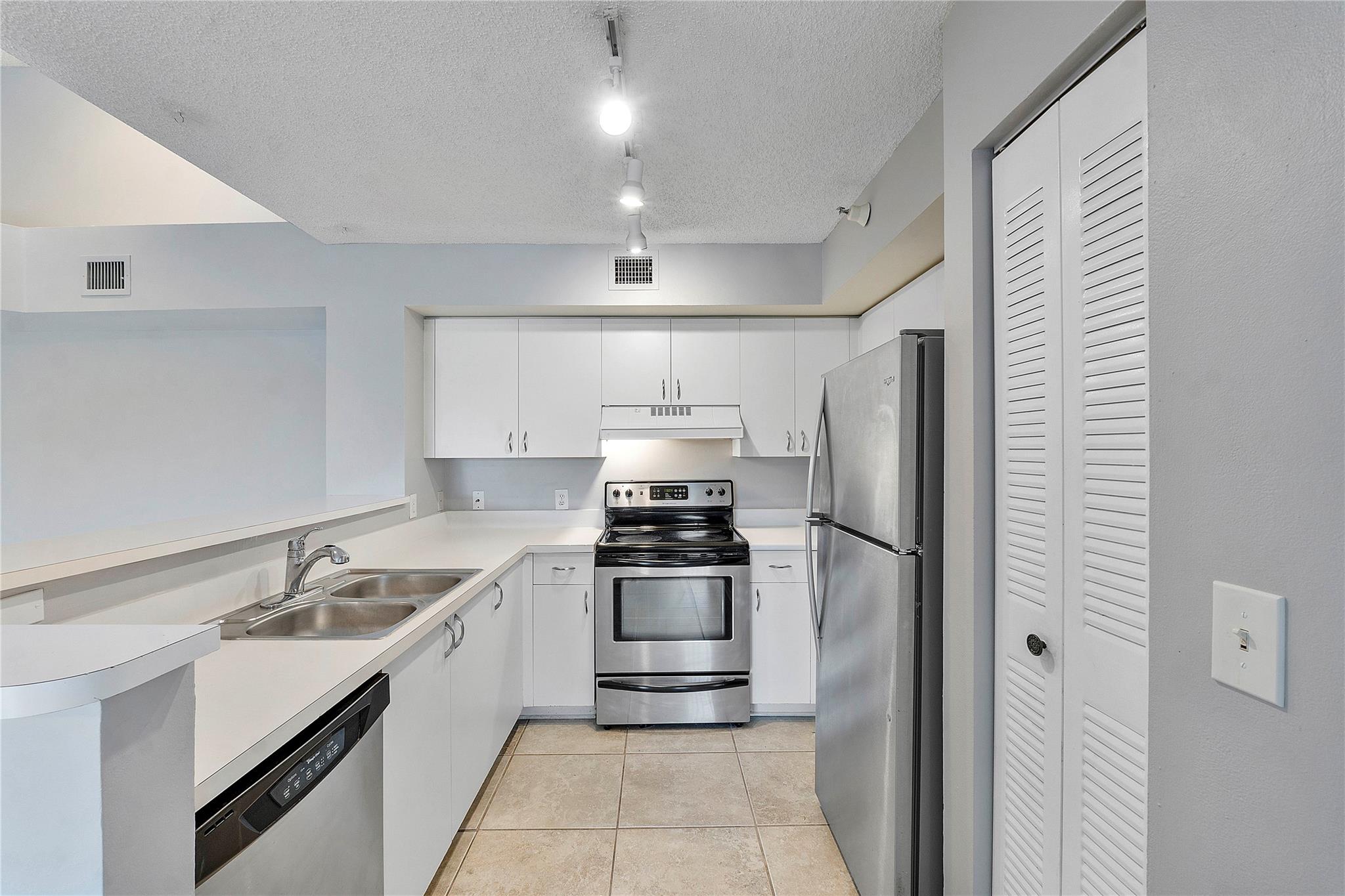 120 Yacht Club Way 305
