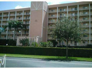 ALL WALLPAPER REMOVED-FRESHLY PAINTED 2 BEDROOM 2 BATH W/ENCLOSED FLORIDA ROOM-OFFERED FURNISHED-TURNKEY-REFRIGERATOR, DISHWASHER,MICROWAVE,WASHER & DRYER REPLACED-NEAT AND CLEAN-ONE OF THE BEST AND NEWEST BUILDINGS-POOL RIGHT OUTSIDE YOUR DOOR-BEAUTIFUL CLUBHOUSE WITH MANY AMENITIES INCLUDING INDOOR POOL, BROADWAY TYPE THEATRE-FITNESS CENTER-BILLIARDS-AND MORE-THIS IS ONE OF THE BEST COMMUNITIES IN THE AREA-GREAT - LOCATION-WALK TO SHOPPING AND HOUSES OF WORSHIP-15 MINUTES TO THE BEACH AND TRENDY ATLANTIC AVENUE. NO PETS ALLOWED AT HUNTINGTON LAKES. BRAND NEW A/C SYSTEM INSTALLED.