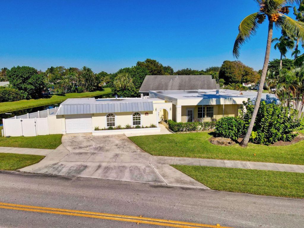 Photo of 661 Riverside Drive Dr, Palm Beach Gardens, FL 33410 (MLS # R10794514)