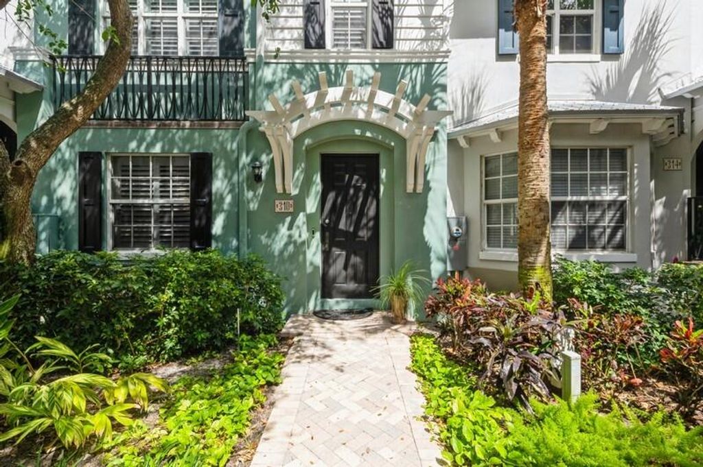 Photo of 310 E Mallory Circle, Delray Beach, FL 33483 (MLS # R11147833)