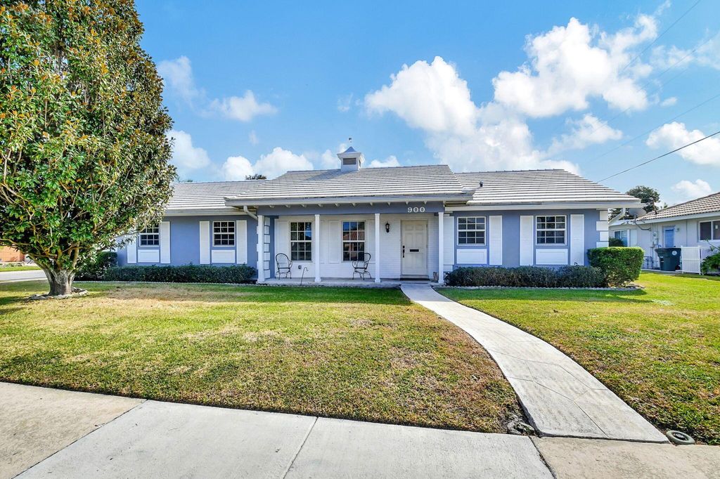 Photo of 900 SW 3rd Street, Boca Raton, FL 33486 (MLS # R11040631)