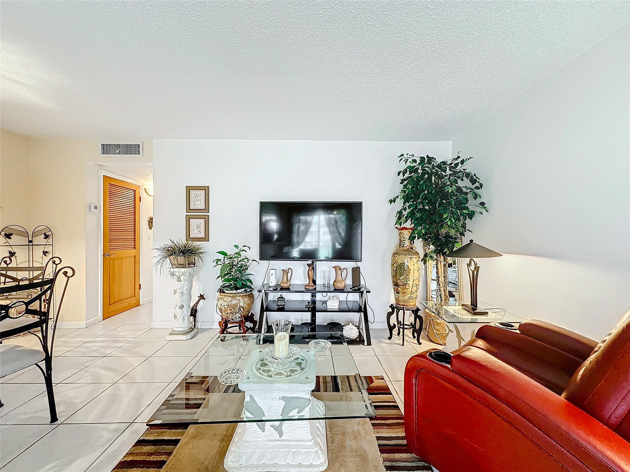 5300 Washington St i204