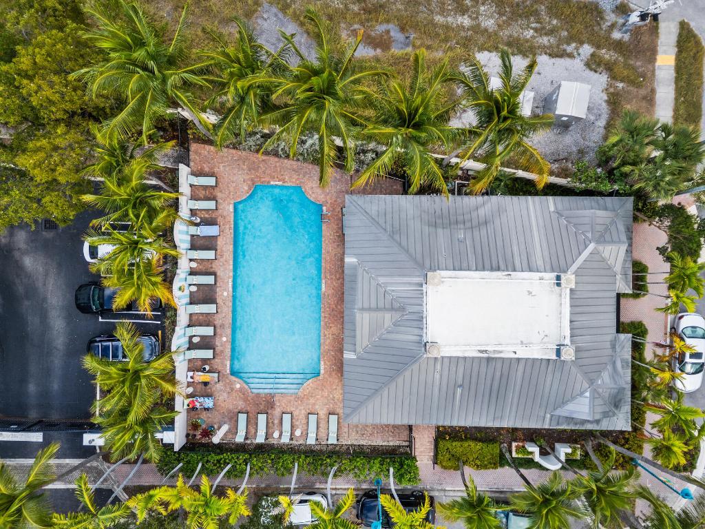 PINEAPPLE GROVE VILLAGE CONDO - Residential