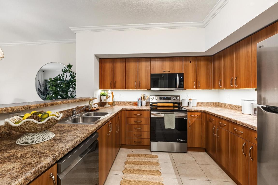 PINEAPPLE GROVE VILLAGE CONDO - Residential