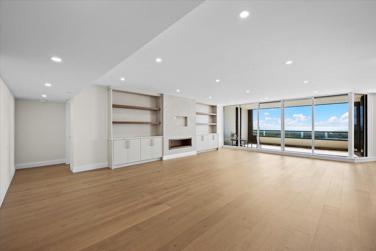 OLD PORT COVE LAKE POINT - Residential