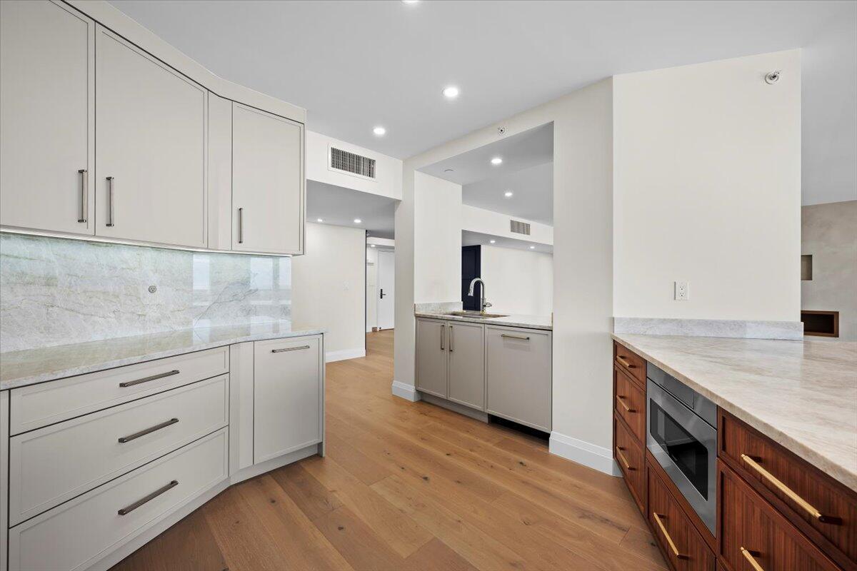 OLD PORT COVE LAKE POINT - Residential