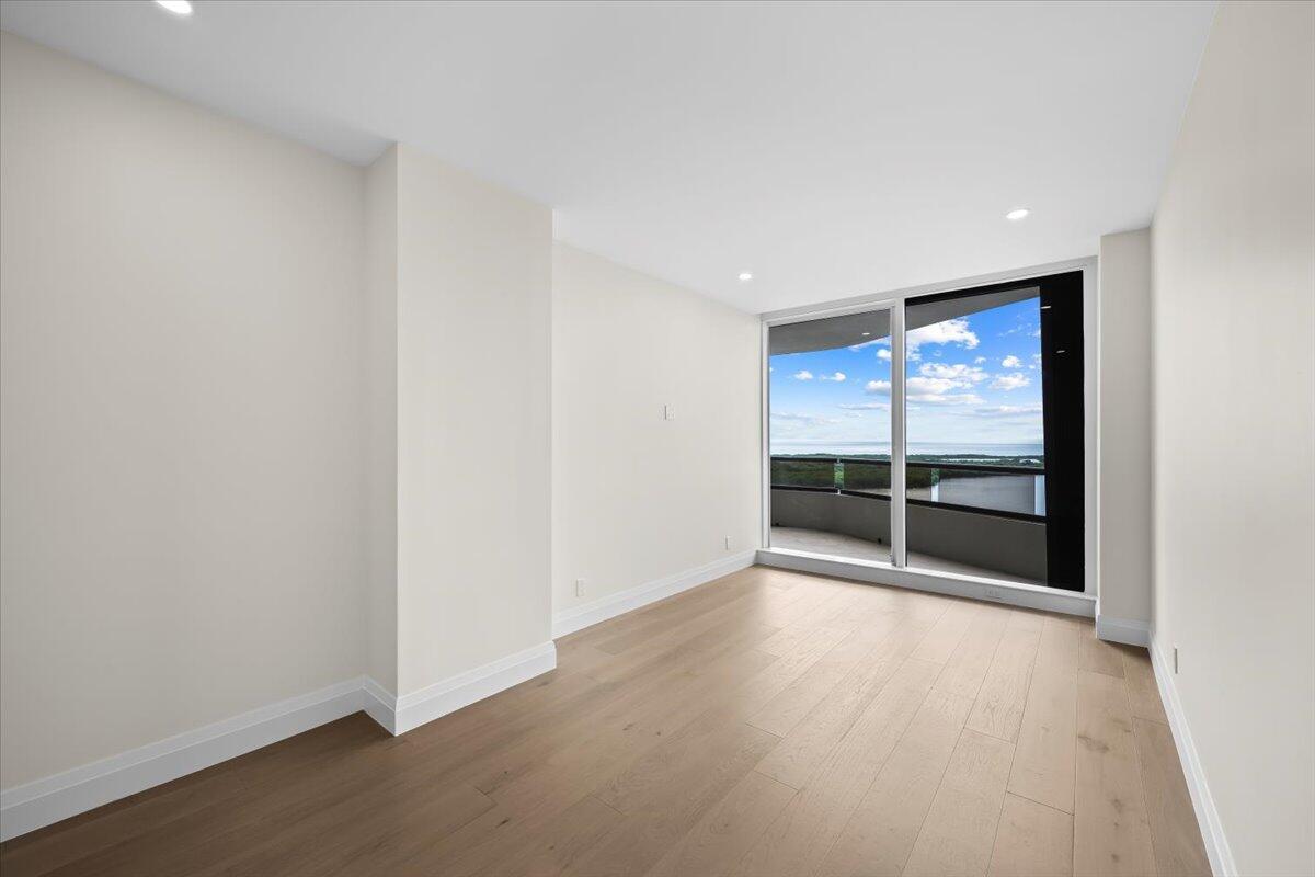 OLD PORT COVE LAKE POINT - Residential