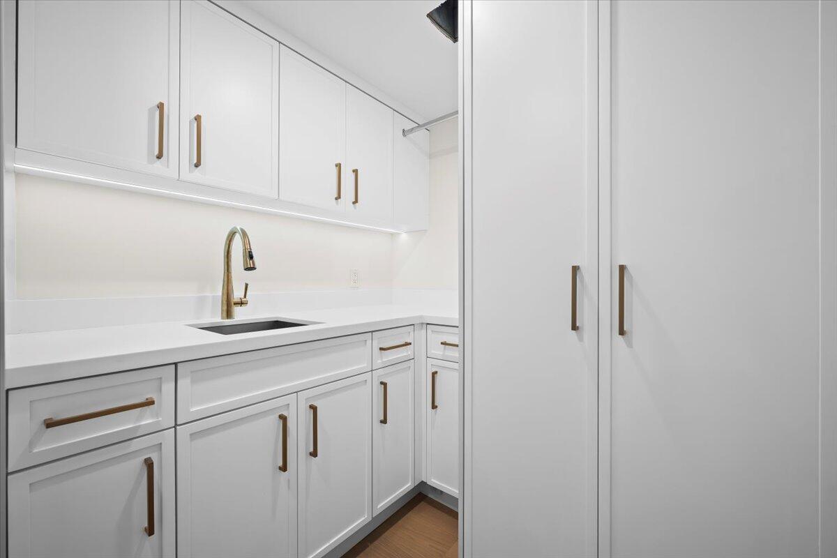 OLD PORT COVE LAKE POINT - Residential