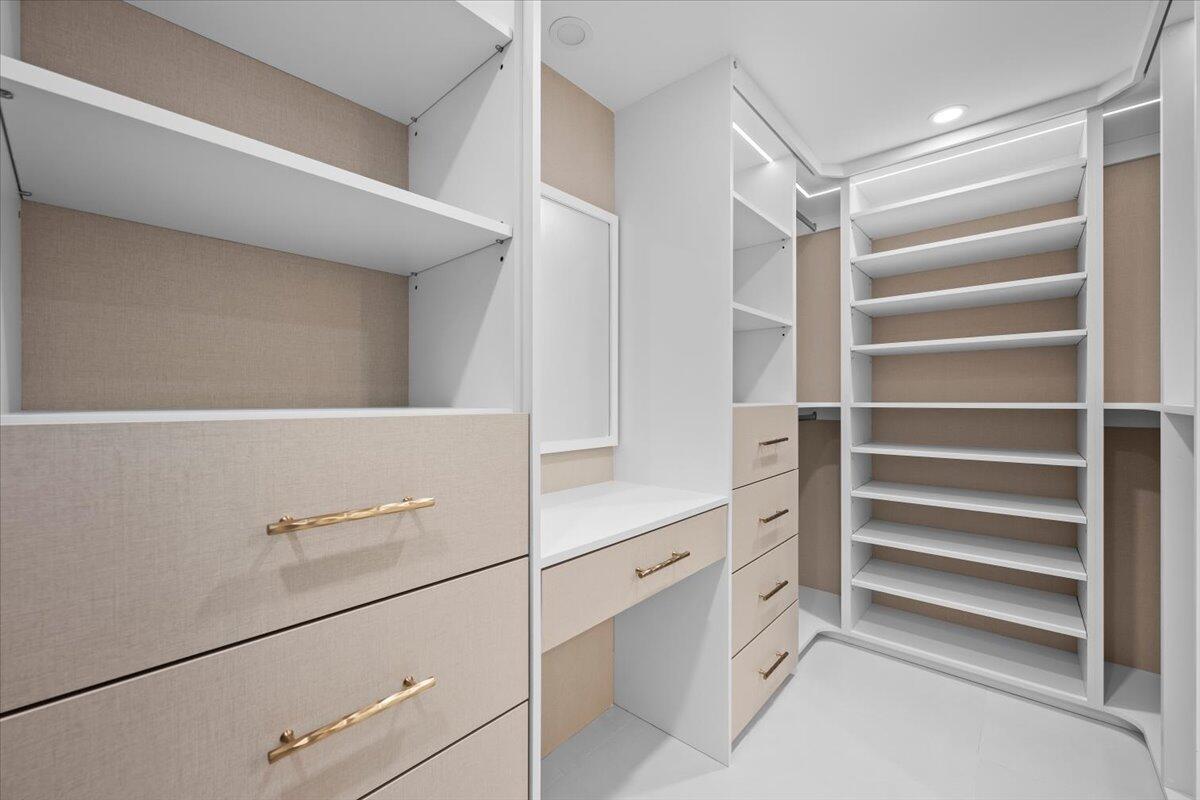 OLD PORT COVE LAKE POINT - Residential