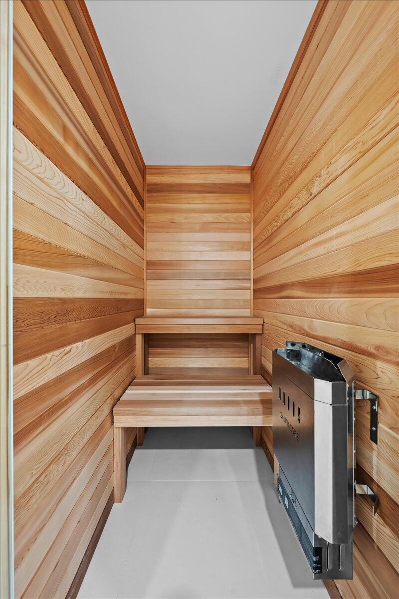 OLD PORT COVE LAKE POINT - Residential