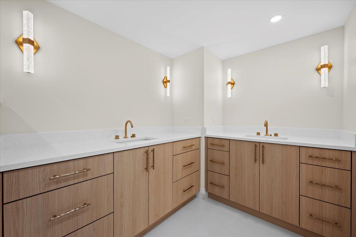 OLD PORT COVE LAKE POINT - Residential