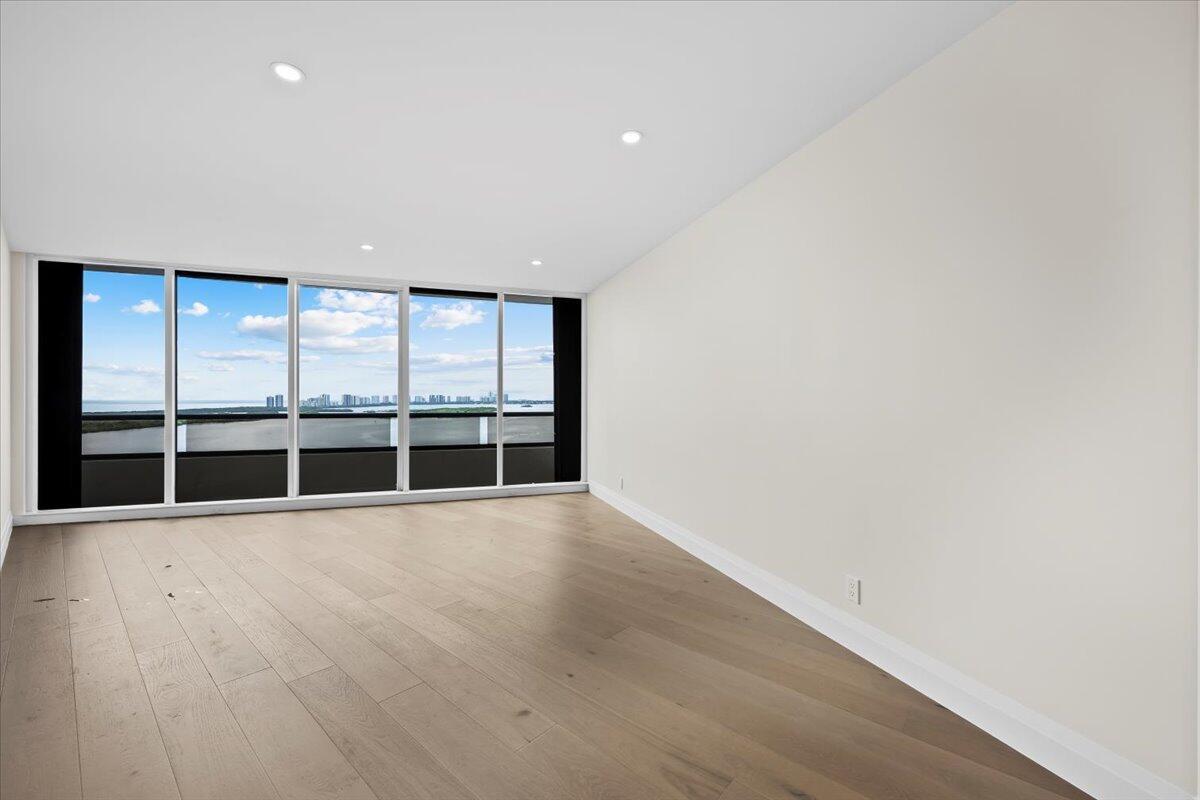 OLD PORT COVE LAKE POINT - Residential