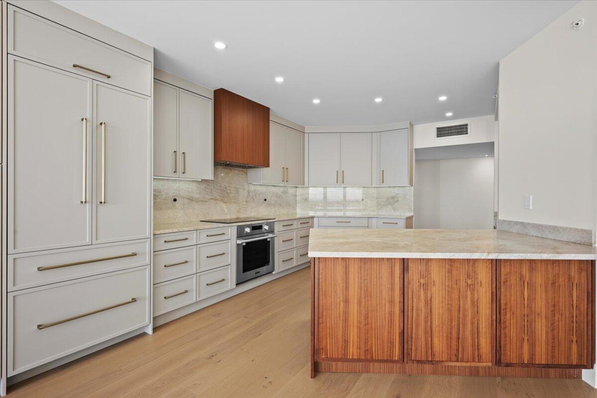 OLD PORT COVE LAKE POINT - Residential