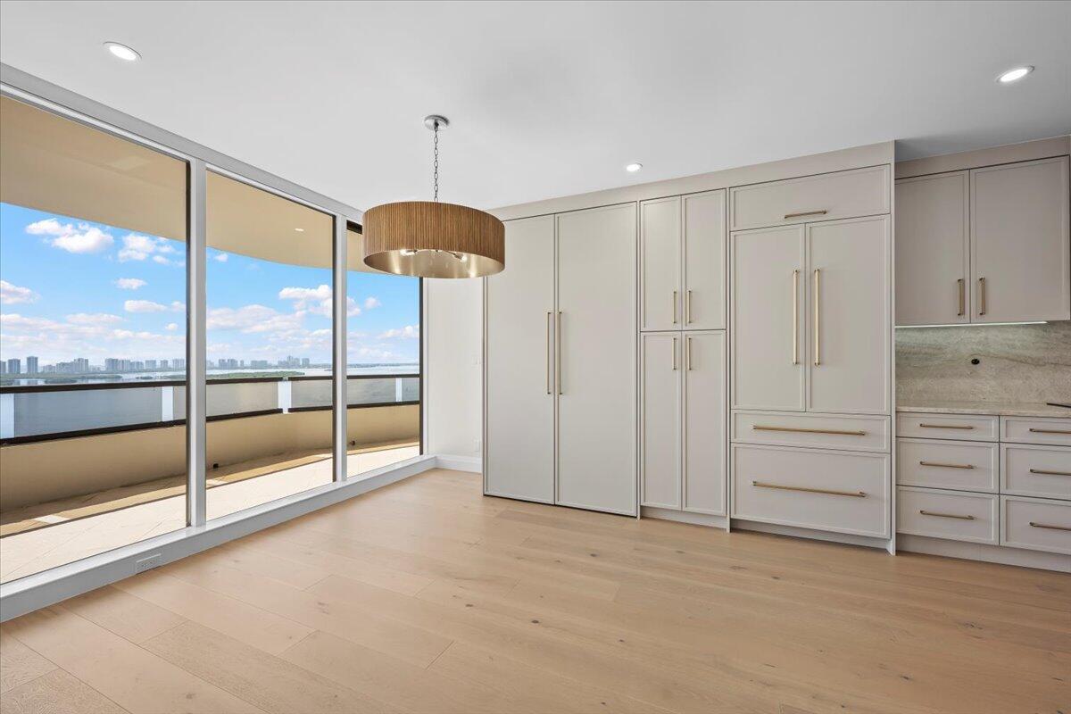 OLD PORT COVE LAKE POINT - Residential