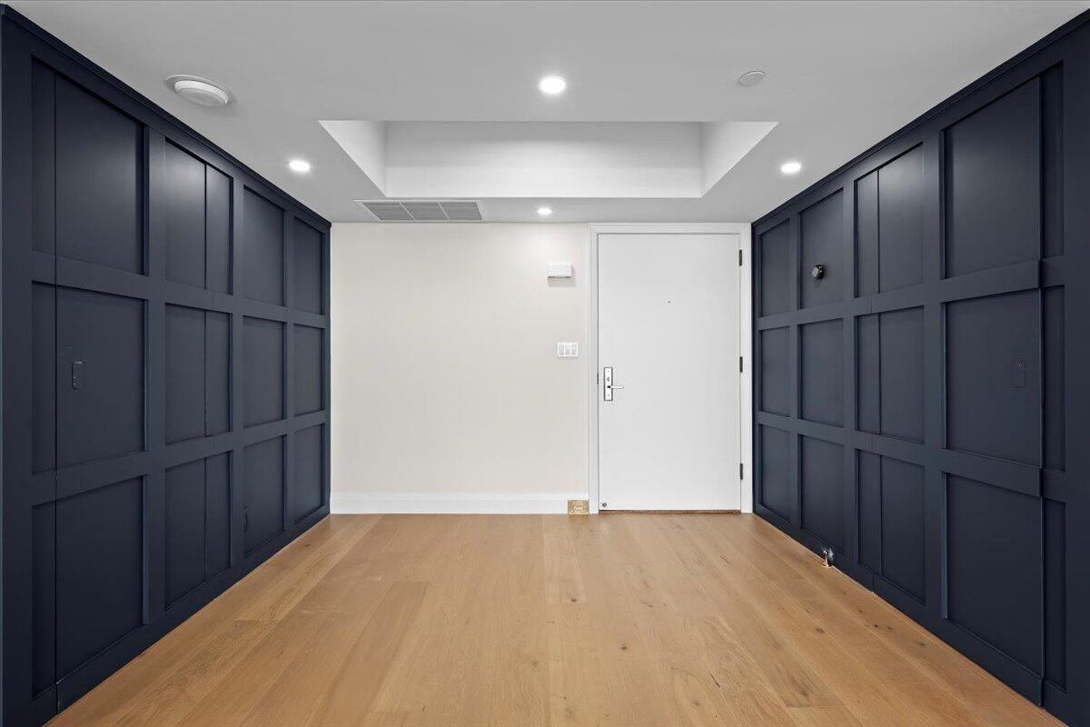 OLD PORT COVE LAKE POINT - Residential