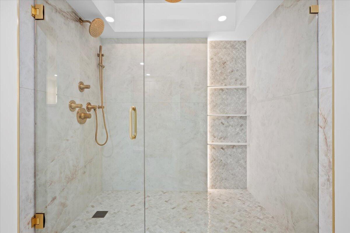 OLD PORT COVE LAKE POINT - Residential