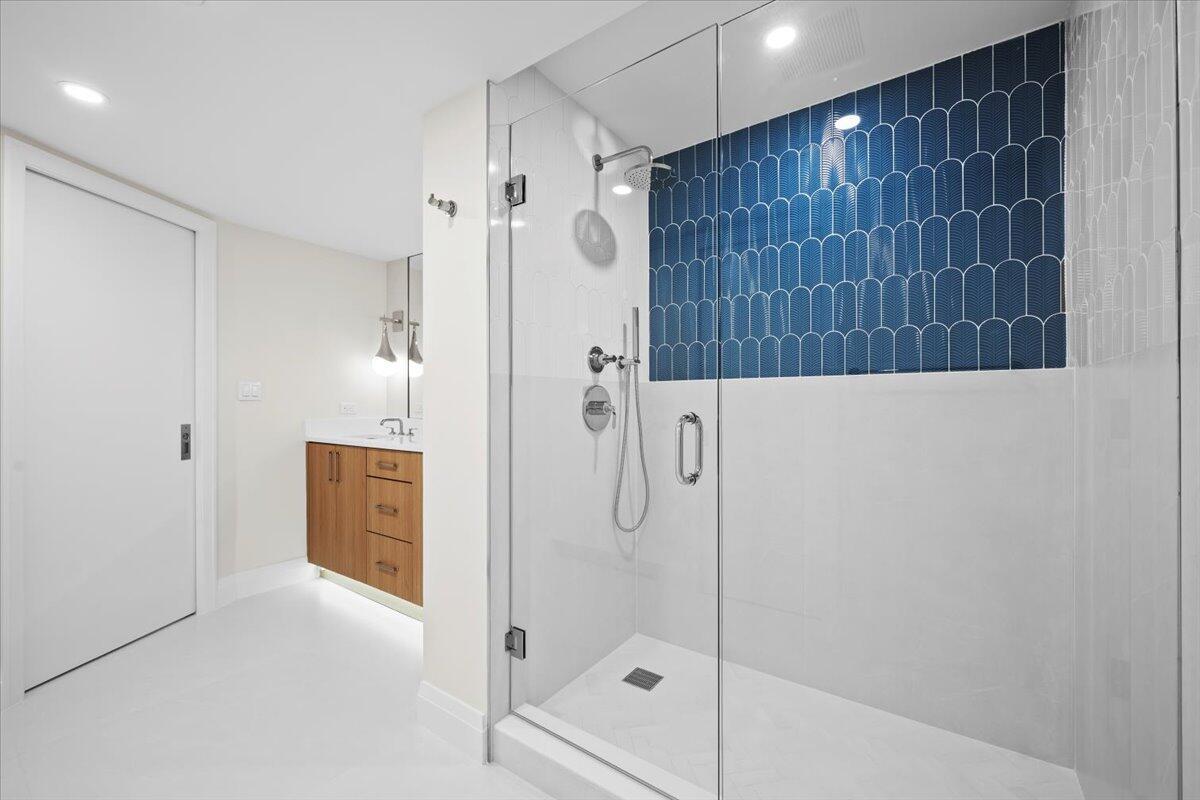 OLD PORT COVE LAKE POINT - Residential