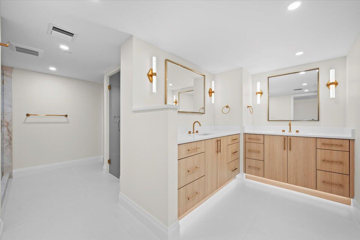 OLD PORT COVE LAKE POINT - Residential