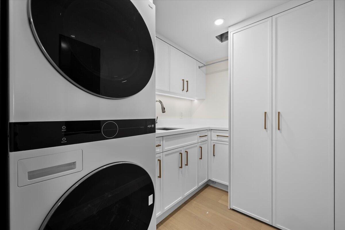 OLD PORT COVE LAKE POINT - Residential