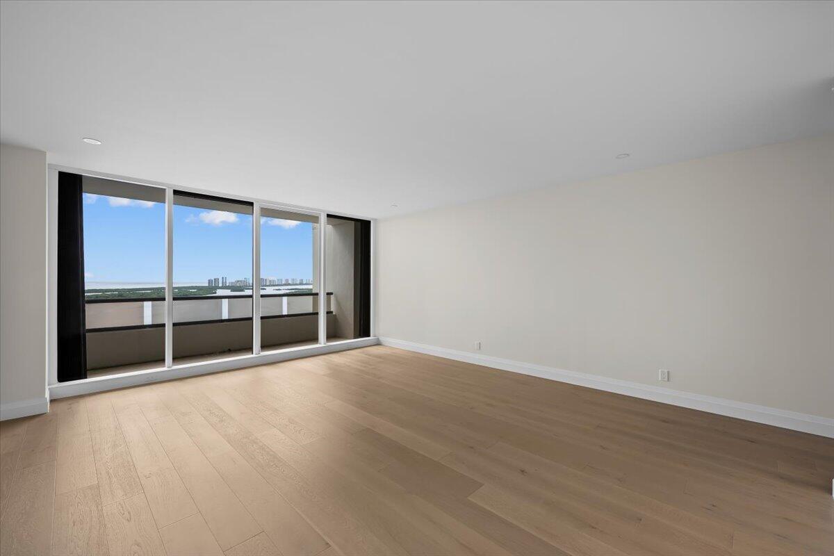 OLD PORT COVE LAKE POINT - Residential