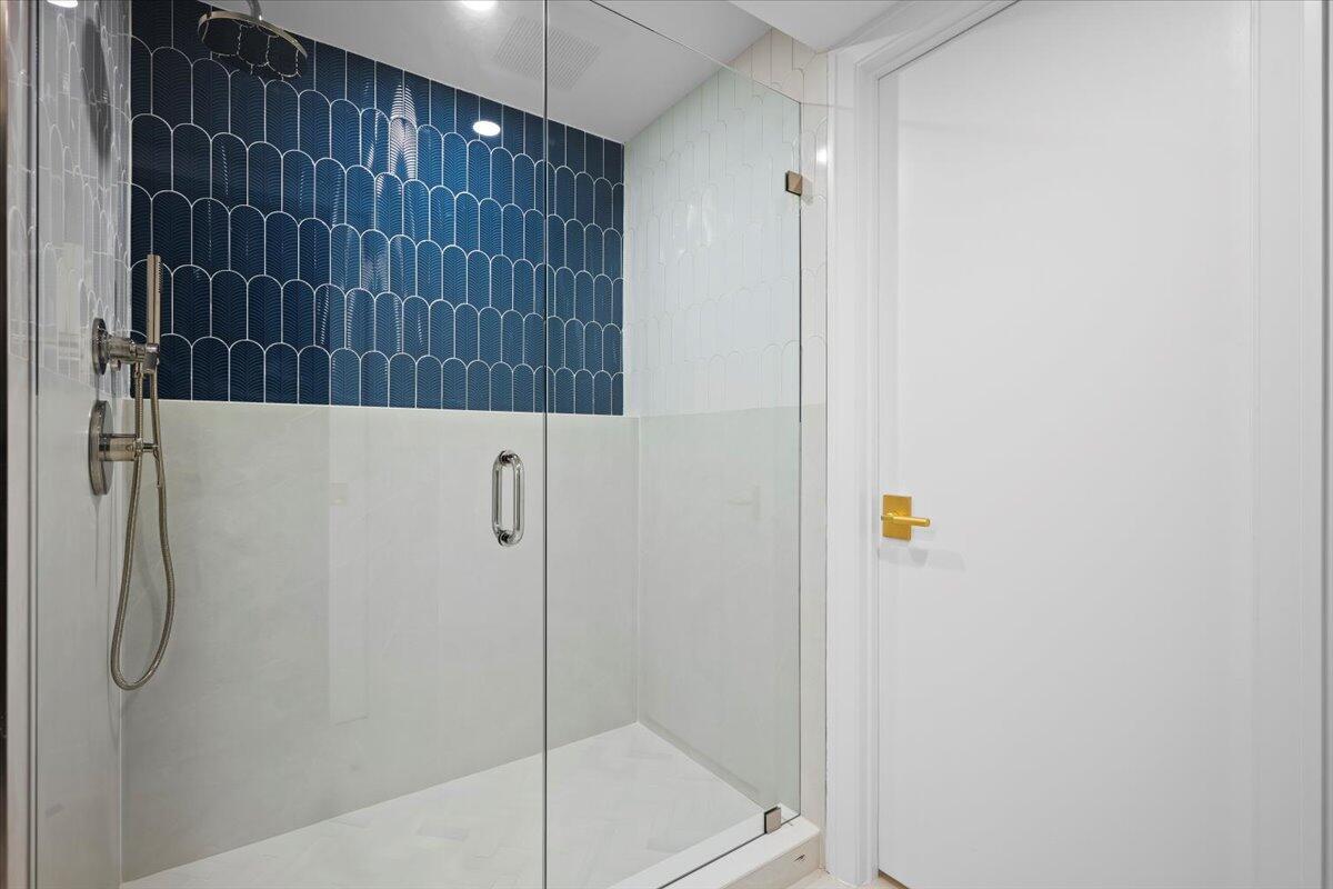 OLD PORT COVE LAKE POINT - Residential