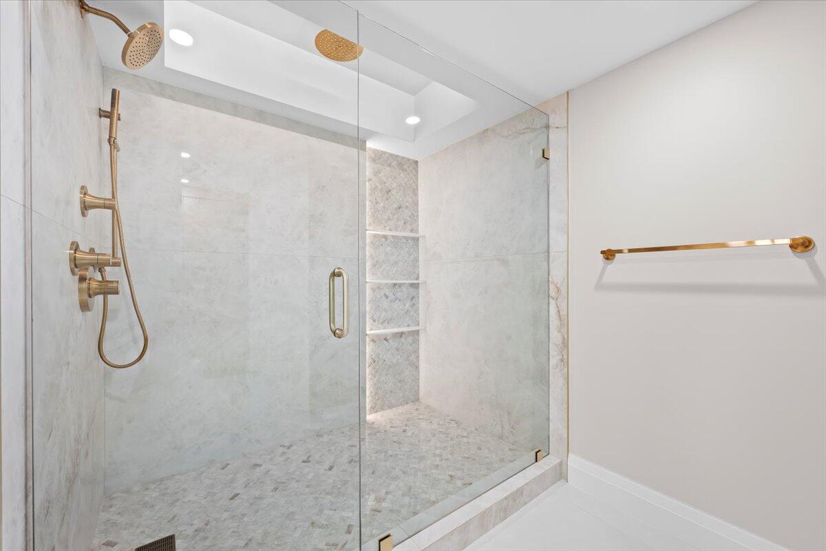 OLD PORT COVE LAKE POINT - Residential