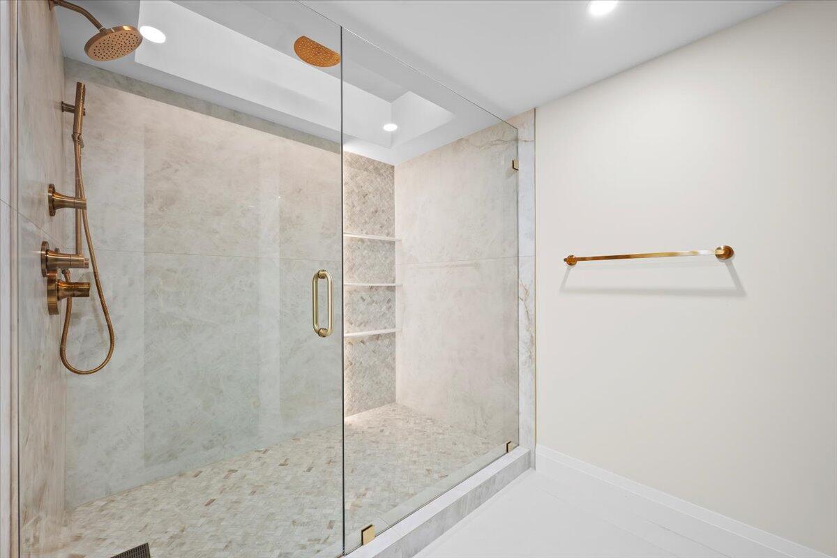 OLD PORT COVE LAKE POINT - Residential