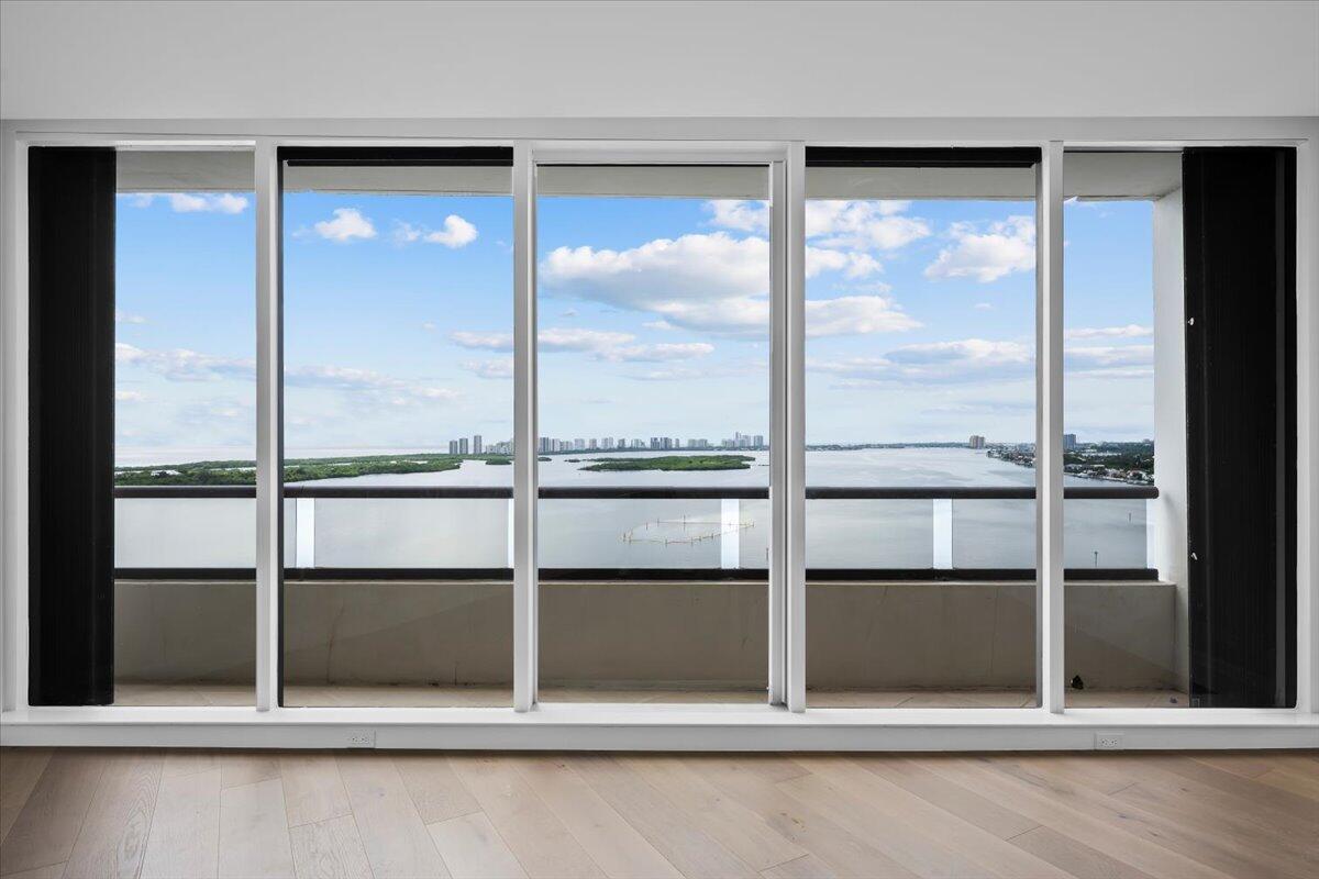 OLD PORT COVE LAKE POINT - Residential