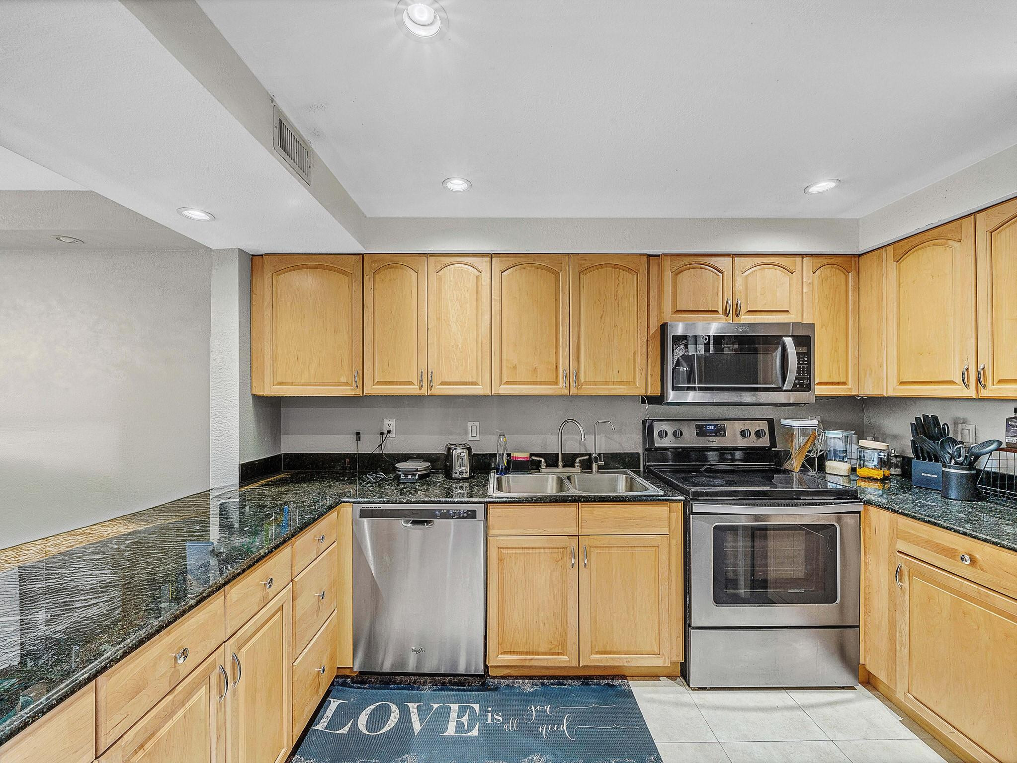 Lighthouse Point Plaza - Residential